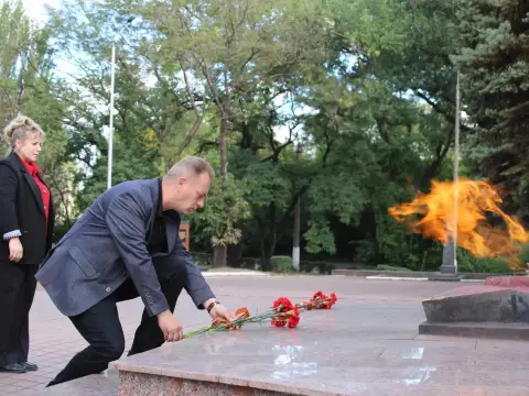 Возложение цветов к вечному огню — памятник вечного огня