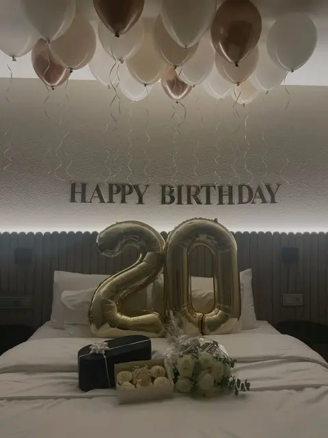 День рождения 20 лет — украшение комнаты